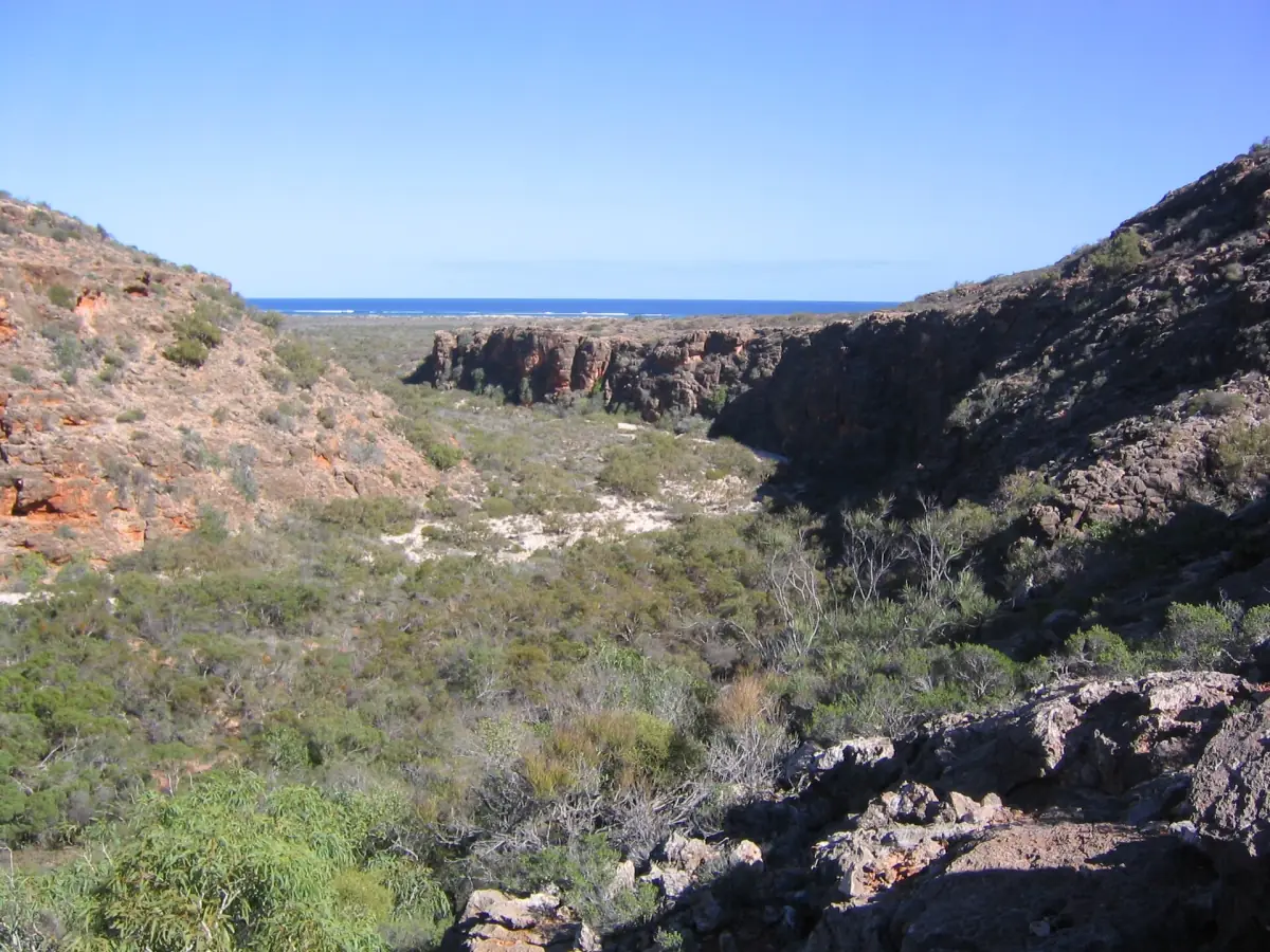 Eine Schlucht in der Cape Range mit Blick aufs Meer