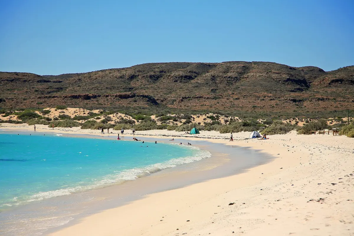 Eine türkise Bucht mit weißem Strand im Cape Range Nationalpark