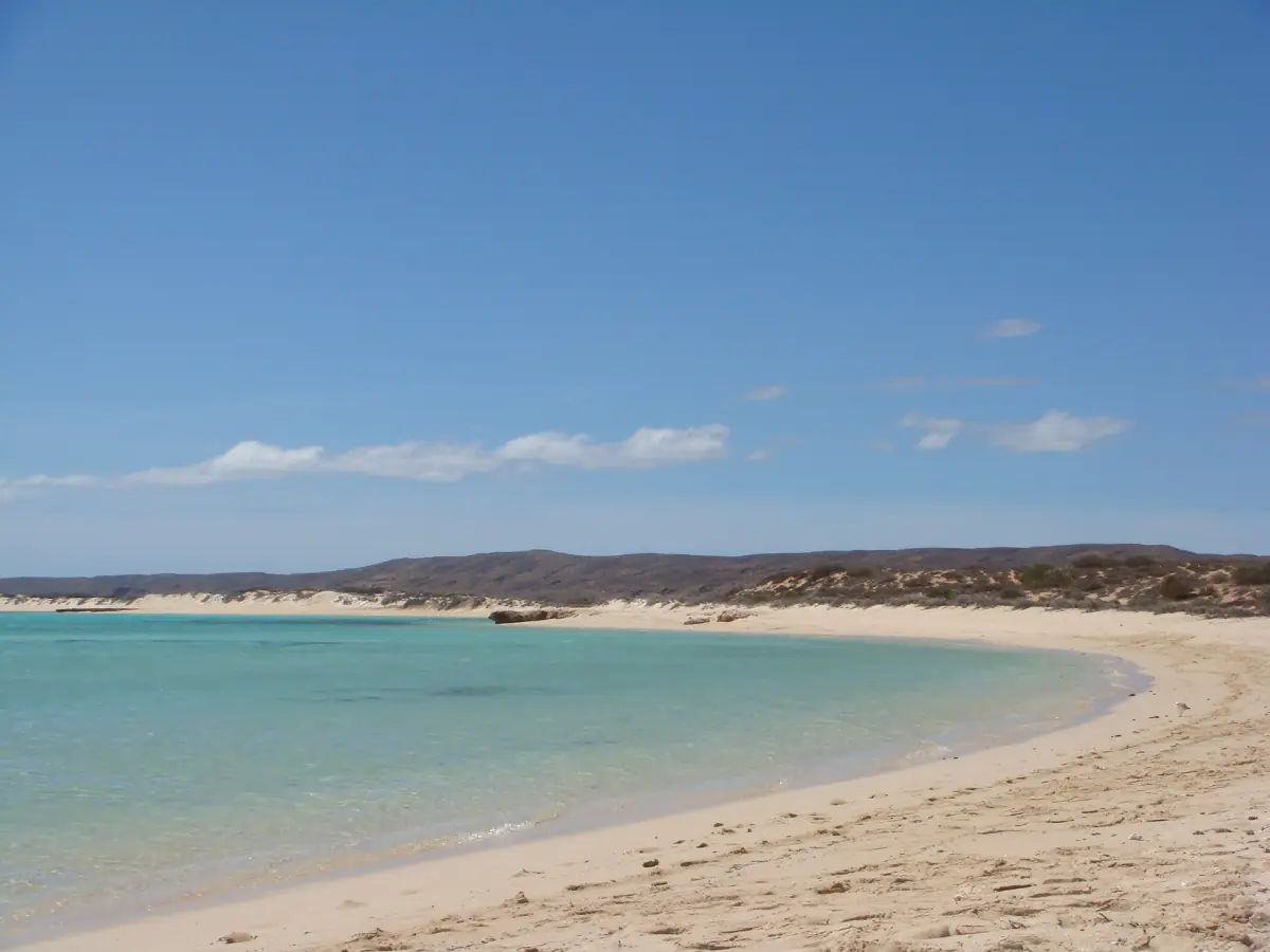 Helles Wasser und Sand an der Sandy Bay