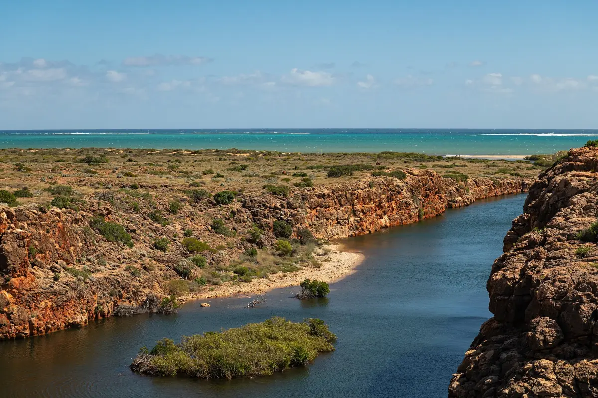 Die Schlucht des Yardie Creek zum Meer hin