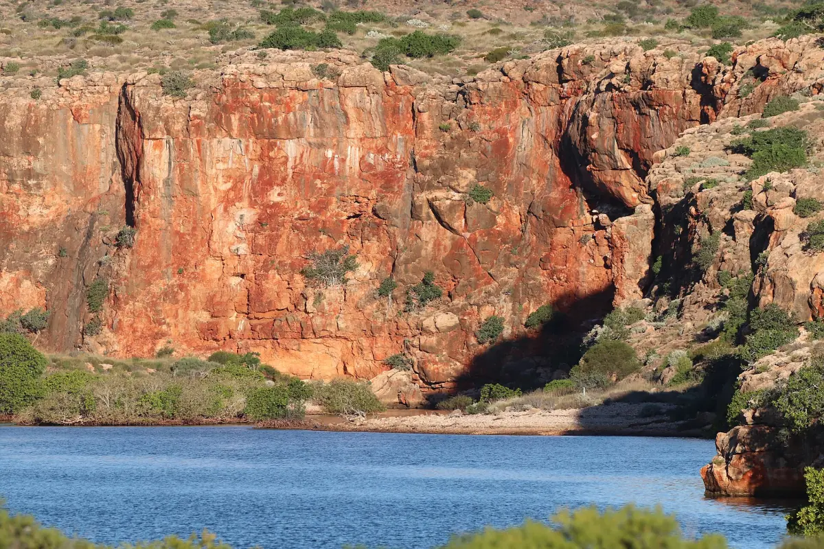Rote Felswände über dem Wasser des Yardie Creek