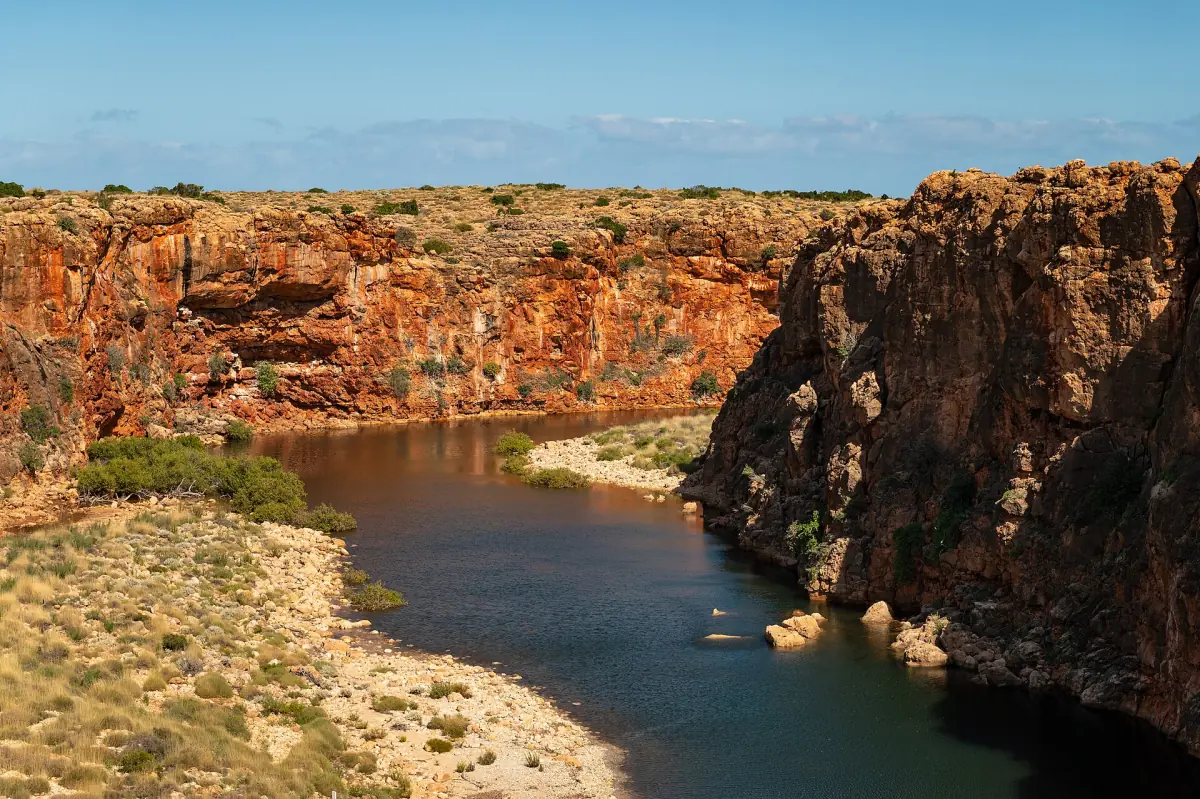 Une eau calme entre les falaises de Yardie Creek